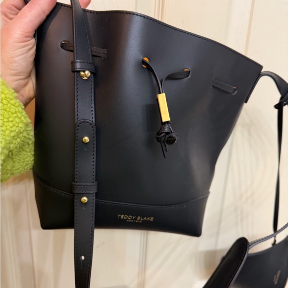 Teddy Blake Handbags - Teddy Blake Black Leather Drawstring Crossbody Bag